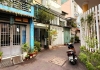 Oto ngủ trước cửa, hẻm 1 trục thông Hoàng Hoa Thám -> Nơ Trang Long.