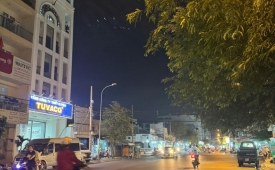 NHÀ 3 TẦNG -HẺM 6M -NHỈNH 4 T.Ỷ