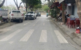 NHA DAN XAY- O TO DE NGAY DEM - GIAO THONG THUAN TIEN