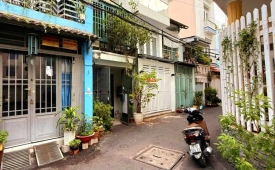Oto ngủ trước cửa, hẻm 1 trục thông Hoàng Hoa Thám -> Nơ Trang Long.