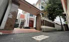 BÁN đất kèm nhà sẵn 3 tầng khang trang dt 300m2