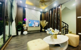 Căn góc – Trần Quốc Hoàn – 5 tầng – 36m² – 10.3 tỷ